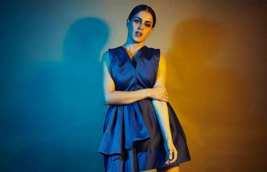 தினுசு தினுசா போட்டோஷூட்டில் கலக்கும் ஜெனிலியா!