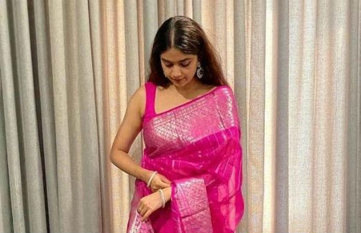 பிங்க் சேலையில் பார்க்க பார்க்க தீராத அழகு… கீர்த்தி சுரேசை வர்ணிக்கும் ரசிகர்கள்!