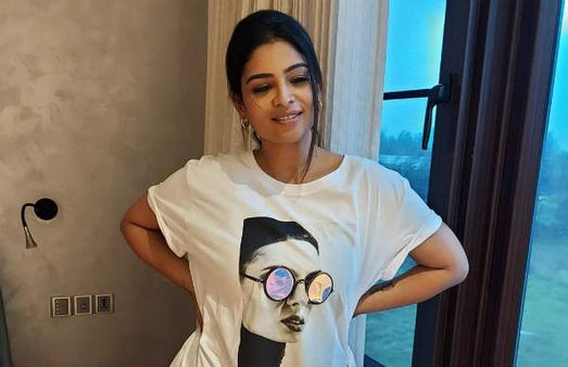 பிக்பாஸ் நிகழ்ச்சியில் வைல்டு கார்டு என்ட்ரியாகும் பிரபல விஜே.. தீயாய் பரவும் குவாரண்டைன் போட்டோ!