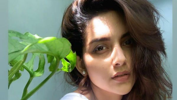 அரை டவுசரில் பக்காவா போஸ் கொடுக்கும் மஹிமா…காலுக்கு நடுவுல எதுக்கு நாய்..கலாய்க்கும் ரசிகர்கள் !