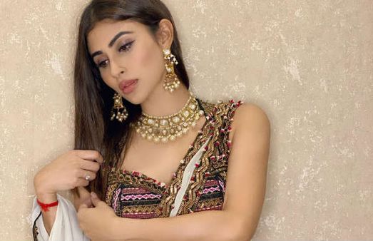 இதுவும் கவர்ச்சிதான்.. சேலையில் திணறடிக்கும் பிரபல ஹீரோயின்.. அப்படி வாழ்த்தும் ஃபேன்ஸ்!