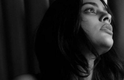 தாறுமாறாக கவர்ச்சி காட்டும் குடும்ப குத்துவிளக்கு .. நீங்களுமா இப்படி ரசிகர்கள் ஷாக்!