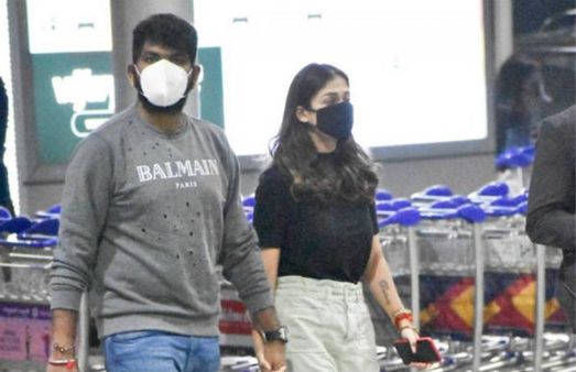 விக்னேஷ் சிவன் கையை பிடித்தபடி.. செம ஸ்டைலாக வரும் நயன்தாரா.. வைரலாகும் போட்டோ!