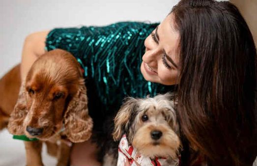 நிக்கி கல்ராணி வித் பப்பிஸ்.. கிறிஸ்துமஸ் ஸ்பெஷல் போட்டோஷூட்!