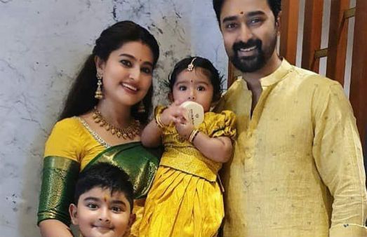 அப்பாவும் மகனும் ஒரே மாதிரி உடையில் யோயோ போஸ்.. குட்டி பாப்பா உடன் சினேகா.. வைரலாகும் பிக்ஸ் !