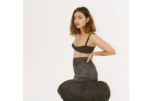 கபாலி பட நடிகையை பங்கமாக கலாய்க்கும் நெட்டிசன்கள்.. அதென்ன டயர் மாதிரி இருக்கு!