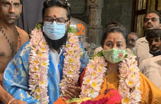 கொரோனாவில் இருந்து குணமான சரத்குமார்.. காஞ்சி காமாட்சியம்மன் கோவில் தம்பதி சகிதமாக தரிசனம்!