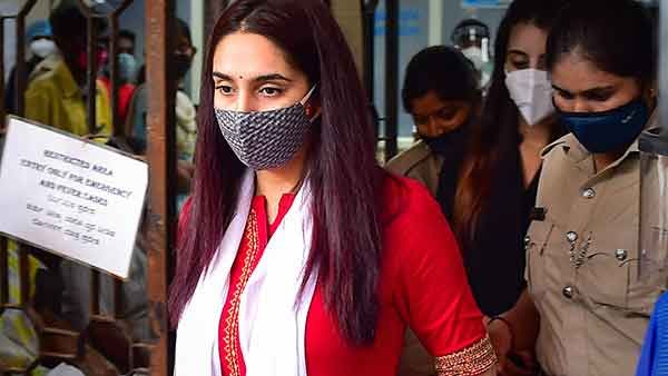 திடீர் உடல் நலக்குறைவு.. சிறையில் அடைக்கப்பட்ட பிரபல நடிகை மருத்துவமனையில் திடீர் அனுமதி!