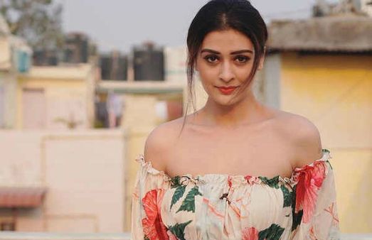 கன்னா பின்னா கவர்ச்சியில் சிங்கிள்சை உசுப்பேத்தும் பிரபல நடிகை... சூடானது இணையதளம்!