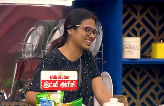 கோழிகள் கொத்திக் கொண்டால்.. குள்ளநரிக்கு கொண்டாட்டம்தான்.. ரம்யா பாண்டியனை விளாசும் நெட்டிசன்ஸ்!