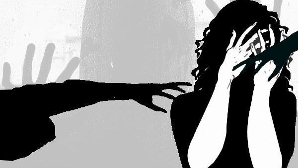 திருமணம் செய்வதாகக் கூறி.. 2 வருடம் பாலியல் வன்கொடுமை.. இயக்குனர் மீது டிவி நடிகை திடீர் புகார்!