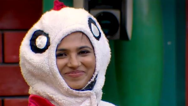 என்னங்கடா குள்ளநரிக்கு கோழி வேஷம் கொடுத்துருக்கீங்க.. ரம்யாவை பங்கமாக கலாய்க்கும் நெட்டிசன்ஸ்!