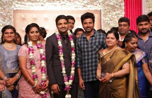 மகளின் பிஞ்சு கையில் சிக்கிய நடிகர் சதீஷ்.. அப்பா மகள் ஹைக்கூ !