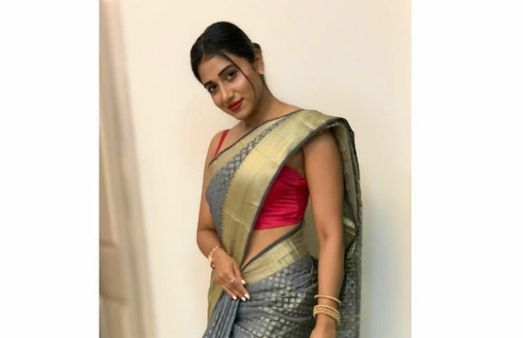 சேலையில் வெட்கப்படும் ஷில்பா மஞ்சுநாத்.. உனக்கு வெட்கமெல்லாம் வருமா என கிண்டலடிக்கும் ரசிகர்கள்!