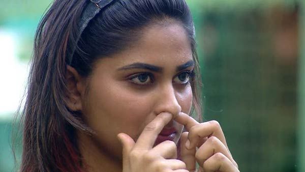 எந்திரலோகத்து சுந்தரியாக மாறிய ஷிவானி.. ஸ்லீவ் லெஸ் ரோபோவை மூக்கு நோண்ட வைத்து விட்டாரே ரியோ!