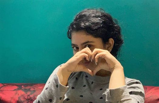 ரசிகர்களுக்கு ஹார்டின் விடும் ஐஷு பாப்பா... மனதைப் பறிகொடுத்த ரசிகர்கள்!