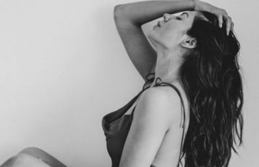 பார்ப்பவர்களை சூடேற்றும் சோனம் பஜ்வா.. சைடு போஸில் நச்சுனு ஒரு கிளிக்!