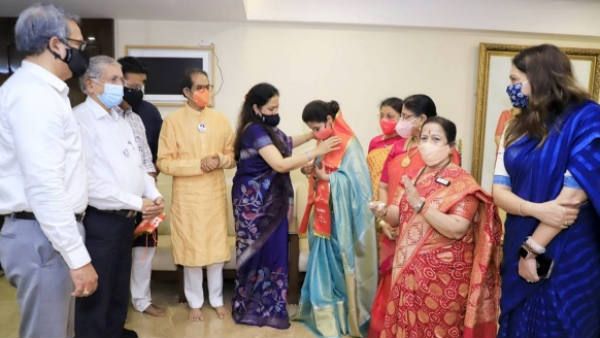 காங்கிரஸில் இருந்து விலகியவர்.. உத்தவ் தாக்கரே முன்னிலையில் சிவசேனாவில் இணைந்தார் பிரபல நடிகை!