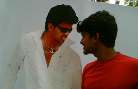 அன்று போஸ்டருக்கு முன்,இன்று தளபதிக்கு முன்.. வைரலாகும் புகைப்படம்!