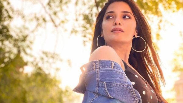 சட்டையை கழட்டி கவர்ச்சியில் ரகளை செய்யும் ஆத்மிகா!