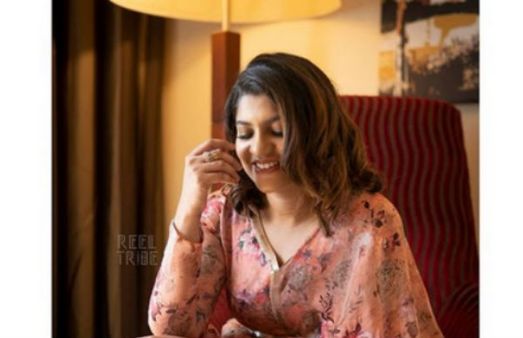 கும்மிருட்டில்.. ஜம்முனு தெரியும் பொண்ணு.. அசத்தலான போட்டோஷூட்!