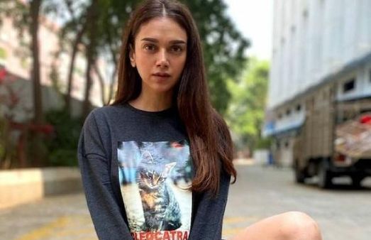 பேண்ட் போடாமல் நடுரோட்டில் பப்பரப்பான்னு போஸ்… படு அட்டகாசம் செய்யும் மணிரத்னம் பட நடிகை!