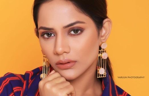 வரிக்குதிரை மாதிரி பேண்ட் சட்டையில் ஜோரா போஸ் கொடுக்கும் பிக் பாஸ் பிரபலம்!