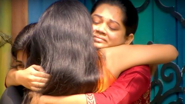 அப்பா இறந்த சோகத்திலும் பிக்பாஸ் வீட்டுக்குள் வந்த அனிதா.. கட்டியணைத்து ஆறுதல் கூறிய ஹவுஸ்மேட்ஸ்!