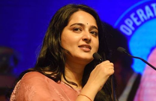 நீங்கதான் ரியல் ஸ்டார்கள்.. பெண் போலீஸ் அதிகாரிகளை அப்படி பாராட்டிய நடிகை அனுஷ்கா!