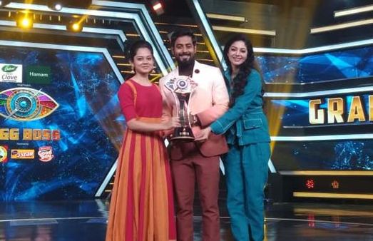 பிக்பாஸ் சீசன் 4 டைட்டிலை வென்ற ஆரி.. சனம் ஷெட்டி என்ன சொல்லியிருக்காங்க பாருங்க!