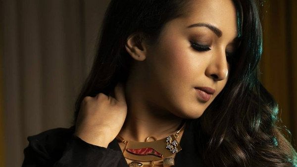 தொடையை காட்டி... மிரட்டல் கவர்ச்சியில் முரட்டு போஸ் கொடுத்த கேத்தரின் !