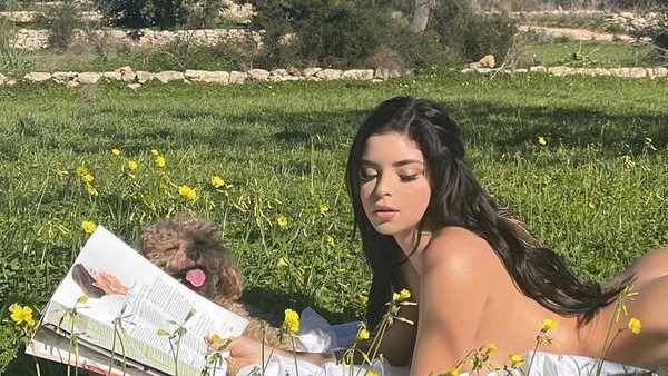 நிர்வாணமாக புல் தரையில் படுத்துக் கொண்டு புக் படிக்கும் டெமி.. மில்லியன் கணக்கில் குவியுது லைக்ஸ்!