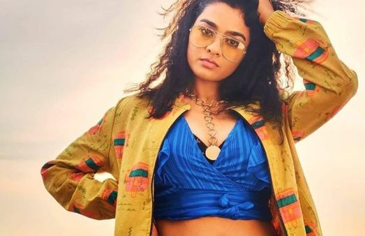 மொத்தத்தையும் தொறந்து காட்டி போஸ்.. விஜய் சேதுபதி பட நாயகியின் அட்ராசிட்டி!