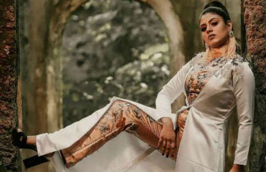 ஒற்றை காலை தூக்கி தெனாவட்டு போஸ்…வைரலாகும் இனியா இன்ஸ்டா போஸ்ட்!