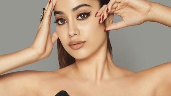 கண்களால் வசியம் செய்யும் ஜான்வி கபூர்… மஸ்காரா போட்டு மயக்குறியே என வர்ணிக்கும் ரசிகர்கள் !