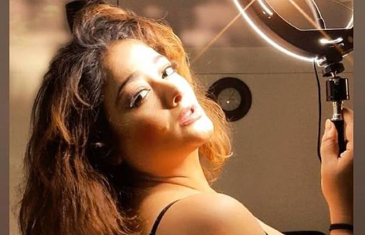 'ஆன்மாவின் கண்ணாடின்னு சொல்றாங்களே..?' முன்னாள் ஹீரோயின் வெளியிட்ட வாவ் போட்டோஸ்!