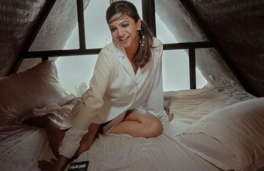 எல்லை மீறி கவர்ச்சி காட்டும் மடோனா செபாஸ்டின்.. பேண்ட் எங்கம்மா!