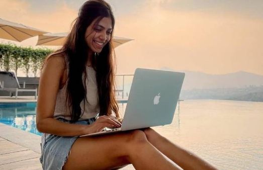 கிழிஞ்ச டவுசரில் செம கூலாக மாஸ்டர் நடிகை... வாய்பிளந்த ரசிகர்கள்!