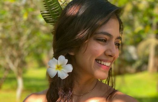 சிரிச்சே ஆளை மயக்கும் மாஸ்டர் நடிகை... ப்ப்பா என்னா பொண்ணுடா!