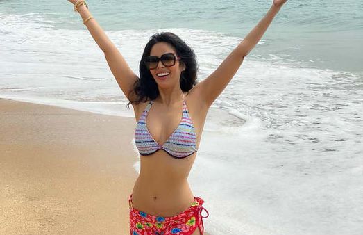 இந்தா பக்கத்துலதான் இருக்காப்ல.. புத்தாண்டை அப்படி வரவேற்கும் மல்லிகா ஷெராவத்.. வைரல் போட்டோஸ்!