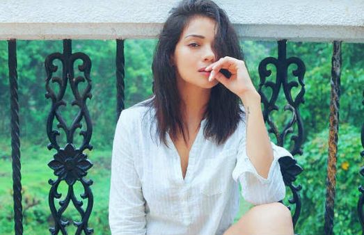 நடுக்காட்டில் பிகினியில் காத்து வாங்கும் பிரபல நடிகை!