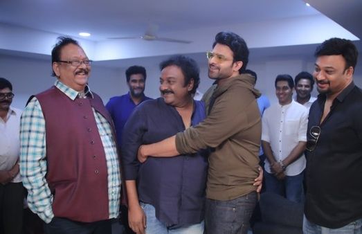 ஒரு வழியாக ஷூட்டிங் ஓவர்.. மொத்த பட யூனிட்டுக்கும் காஸ்ட்லி கிஃப்ட் கொடுத்த பிரபல ஹீரோ!