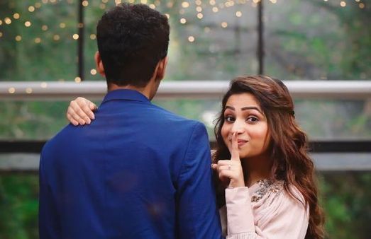 இவர்தான் என் அன்புக்குரியவர்.. காதலரின் மடியில் அமர்ந்து அறிமுகம் செய்து வைத்த பிரபல நடிகை!