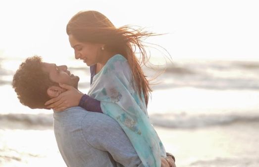 பீச்சில் காதலருடன் செம ரொமான்ஸ்.. முதன் முதலாக எடுத்த போட்டோக்களை ஷேர் செய்த சீரியல் நடிகை!