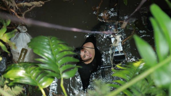 கிணற்றுக்குள் தவறி விழுந்த நமீதா.. பதறிப்போன ரசிகர்கள் !