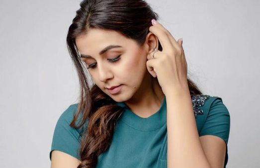 கலர் கலரா புது புது போட்டோஷூட்… கலக்கும் நிக்கி!