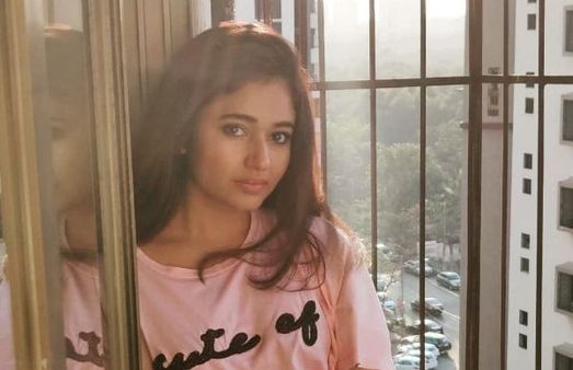 தொடையை காட்டி படுகவர்ச்சி போஸ்... திணறும் இணையதளம்!