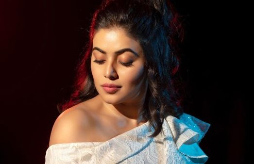 அள்ளுது அள்ளுது பேரழகு.. போட்டோஷூட்டில் அசத்தும் பிசாசு 2 பட நடிகை!