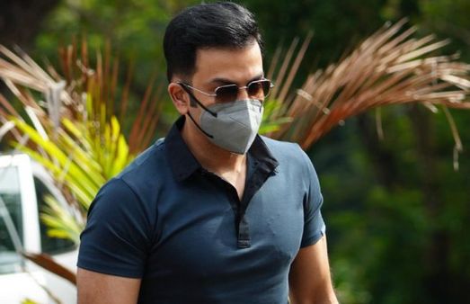 அது ஹீரோயின்கள் ஏரியாவாச்சே.. மாலத்தீவுக்கு குடும்பத்துடன் விசிட் அடித்த பிரபல ஹீரோ!