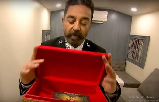 மக்கள் தீர்ப்பு.. வின்னர் யார்.. பேழைக்குள் வரும் ரிசல்ட் கார்டு.. கண்ணடித்து கதறவிடும் கமல்!